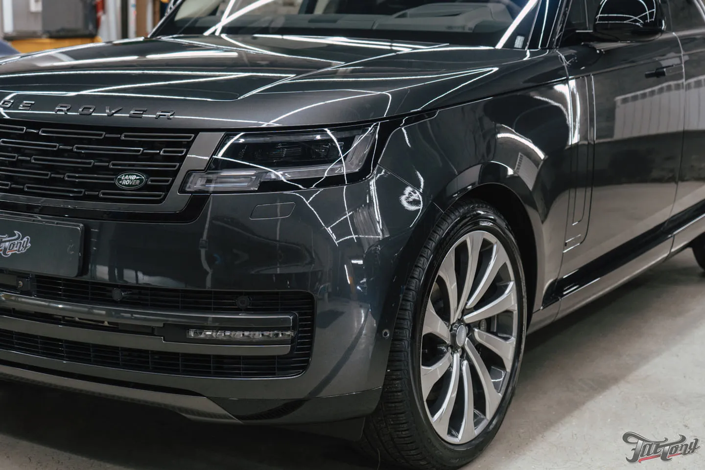 Защитили Range Rover Autobiography прозрачным глянцевым полиуретаном и оклеили панель и экран в салоне